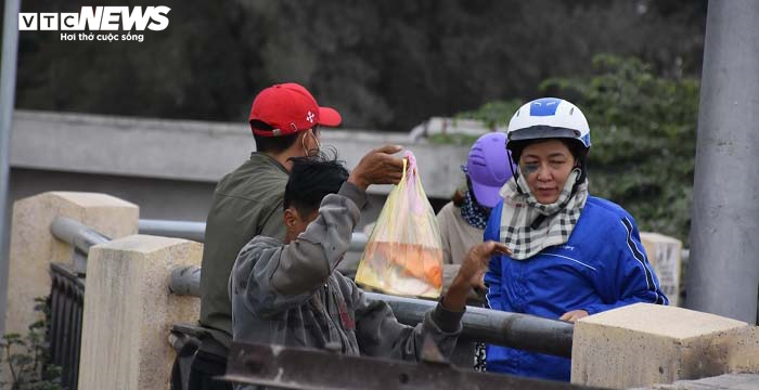 Thả cá chép, thản nhiên quăng luôn cả túi nilon xuống sông trong ngày ông Công, ông Táo - 10