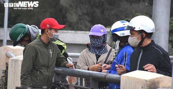 Thả cá chép, thản nhiên quăng luôn cả túi nilon xuống sông trong ngày ông Công, ông Táo - 11