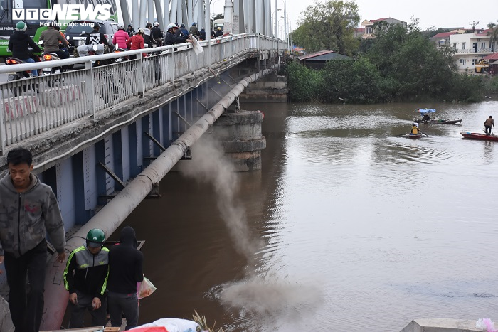 Thả cá chép, thản nhiên quăng luôn cả túi nilon xuống sông trong ngày ông Công, ông Táo - 9