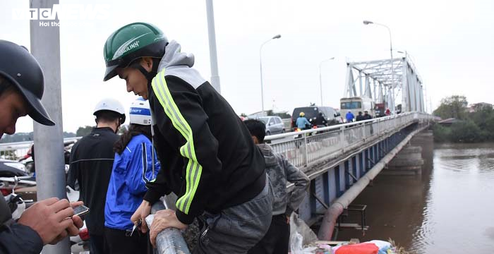 Thả cá chép, thản nhiên quăng luôn cả túi nilon xuống sông trong ngày ông Công, ông Táo - 13