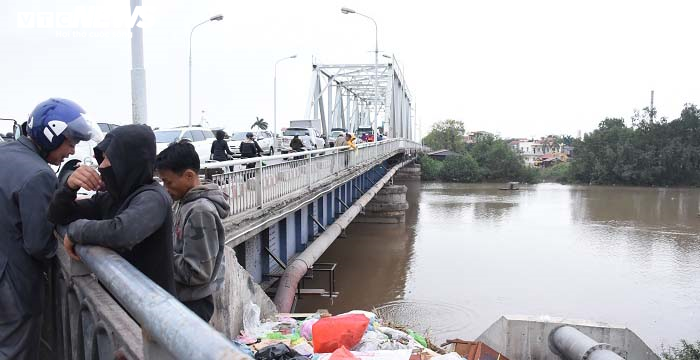 Thả cá chép, thản nhiên quăng luôn cả túi nilon xuống sông trong ngày ông Công, ông Táo - 2