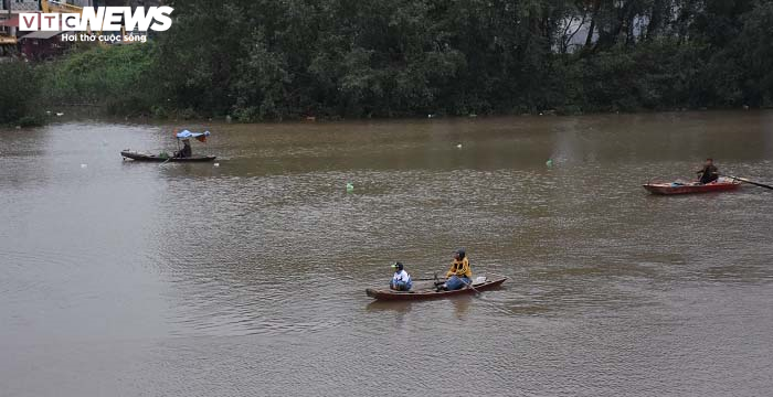 Thả cá chép, thản nhiên quăng luôn cả túi nilon xuống sông trong ngày ông Công, ông Táo - 15
