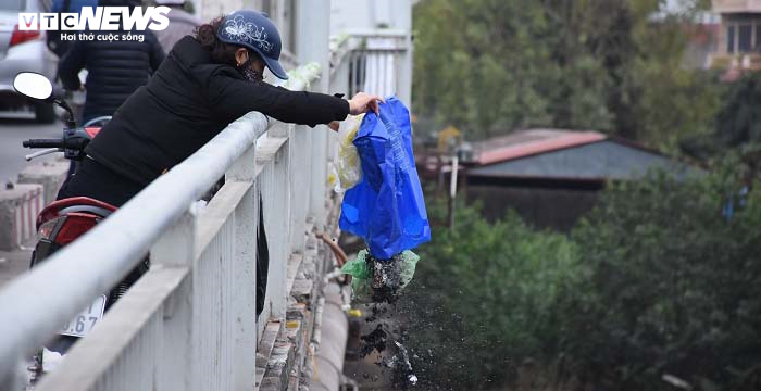 Thả cá chép, thản nhiên quăng luôn cả túi nilon xuống sông trong ngày ông Công, ông Táo - 7