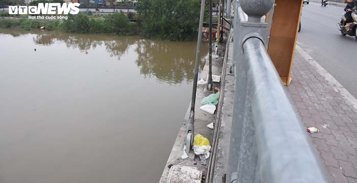 Thả cá chép, thản nhiên quăng luôn cả túi nilon xuống sông trong ngày ông Công, ông Táo - 18