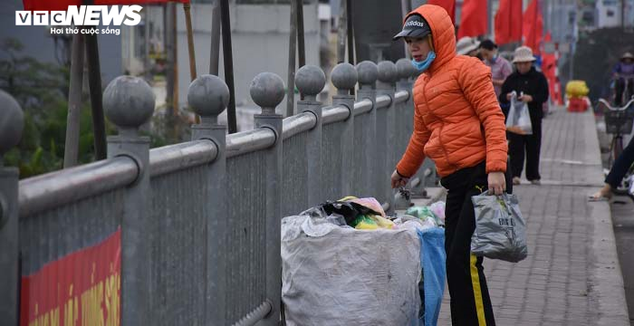 Thả cá chép, thản nhiên quăng luôn cả túi nilon xuống sông trong ngày ông Công, ông Táo - 17