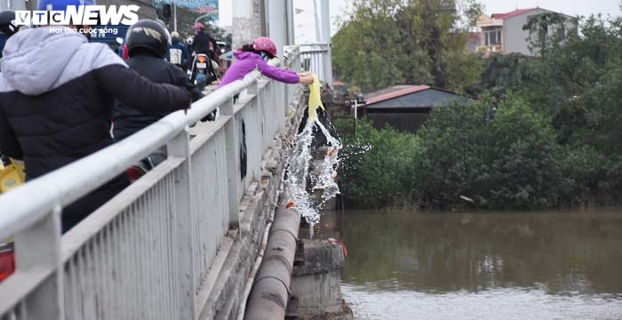 Thả cá chép, thản nhiên quăng luôn cả túi nilon xuống sông trong ngày ông Công, ông Táo - 5
