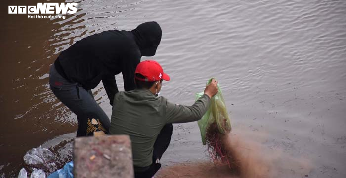 Thả cá chép, thản nhiên quăng luôn cả túi nilon xuống sông trong ngày ông Công, ông Táo - 12