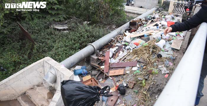 Thả cá chép, thản nhiên quăng luôn cả túi nilon xuống sông trong ngày ông Công, ông Táo - 8