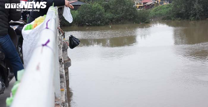 Thả cá chép, thản nhiên quăng luôn cả túi nilon xuống sông trong ngày ông Công, ông Táo - 6