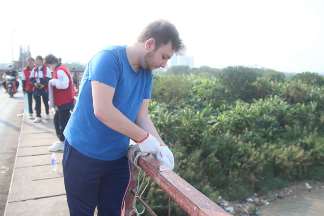 Cá chép tiễn Táo quân vừa thả đã chết nổi trên mặt hồ Thủ đô - 11