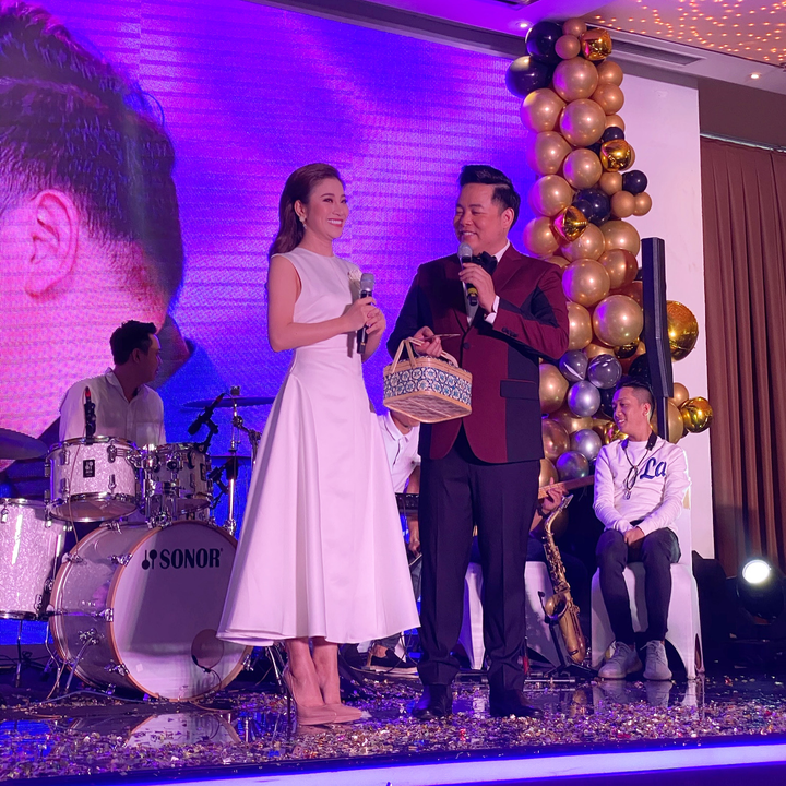 Dự tiệc sinh nhật đàn anh, Tố My ‘chơi lầy’ tặng mắm để Quang Lê giảm cân - 1