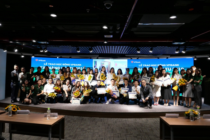 VPBank trao tặng học bổng, 'săn' ứng viên từ ghế nhà trường - 2