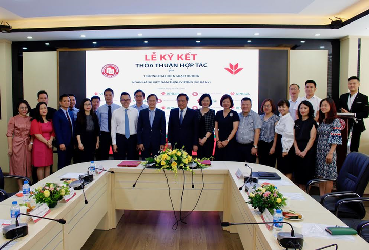 VPBank trao tặng học bổng, 'săn' ứng viên từ ghế nhà trường - 1