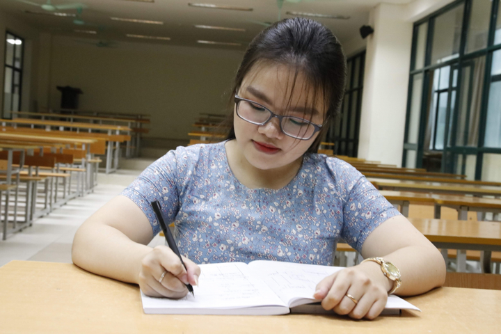 Bộ trưởng Phùng Xuân Nhạ tặng bằng khen cho nữ sinh xương thủy tinh - 2