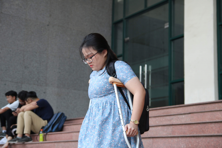 Bộ trưởng Phùng Xuân Nhạ tặng bằng khen cho nữ sinh xương thủy tinh - 3