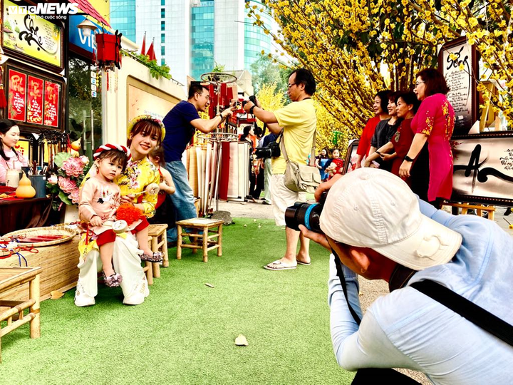 Người Sài Gòn rực rỡ đón xuân trên phố Ông đồ - 2