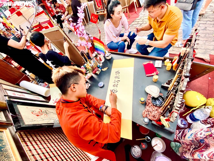 Người Sài Gòn rực rỡ đón xuân trên phố Ông đồ - 7