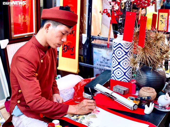 Người Sài Gòn rực rỡ đón xuân trên phố Ông đồ - 9