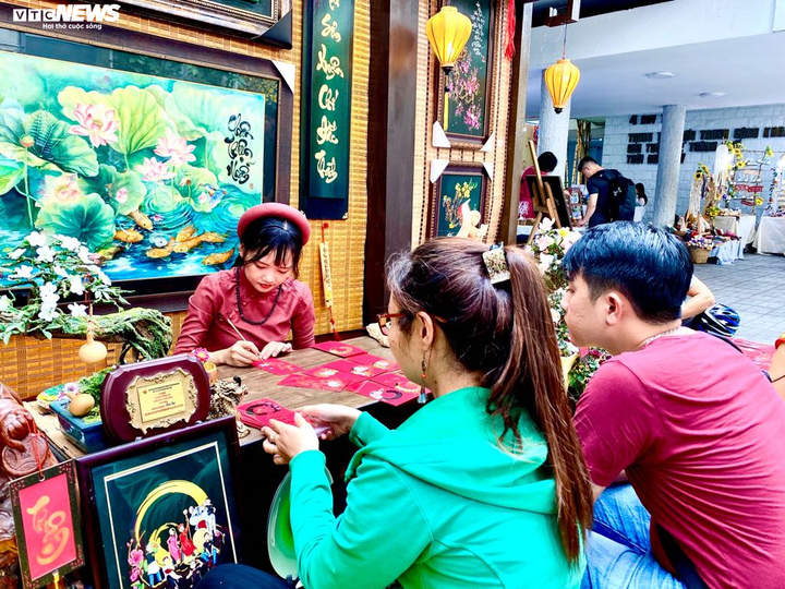 Người Sài Gòn rực rỡ đón xuân trên phố Ông đồ - 8