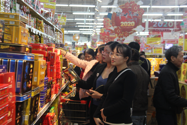 Dân Hà Nội 'càn quét' siêu thị trong dịp cuối tuần cuối cùng năm Kỷ Hợi - 7