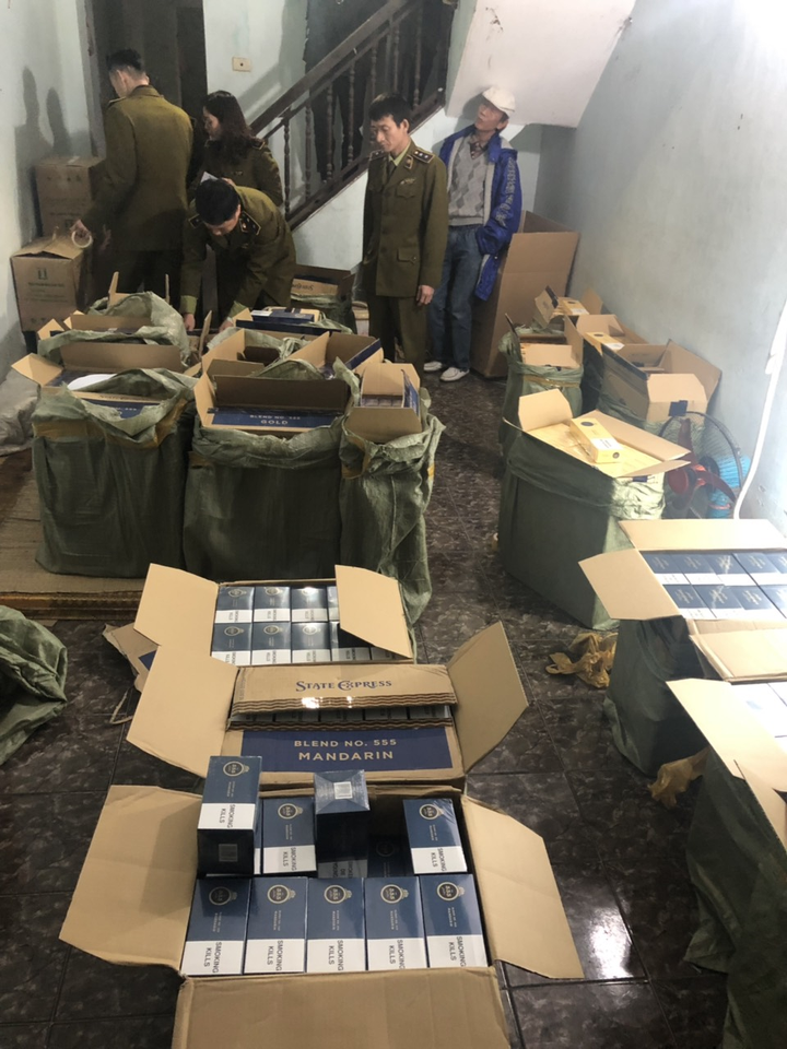 Phát hiện kho chứa 15.000 bao thuốc lá lậu trong ngôi nhà cho thuê ở Hà Nội - 1