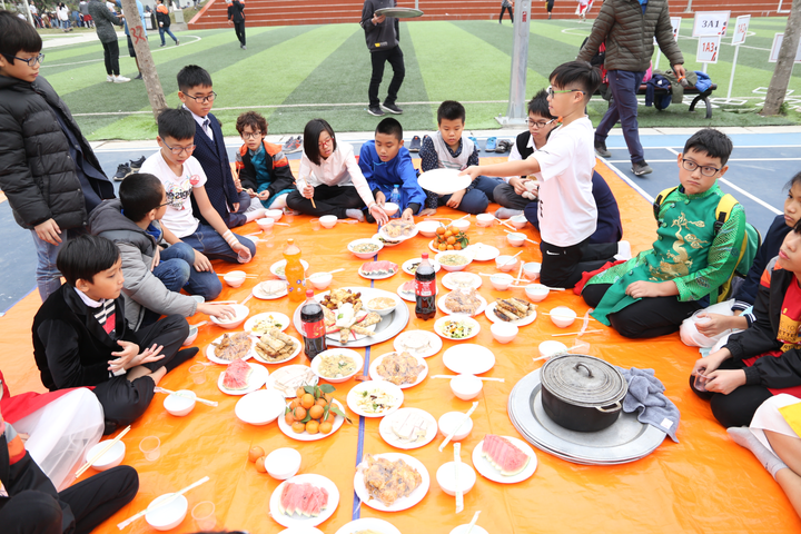 Học sinh Hà thành thích thú lần đầu trải nghiệm gói bánh chưng, làm mâm cơm Tất niên - 6