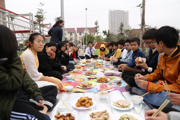 Học sinh Hà thành thích thú lần đầu trải nghiệm gói bánh chưng, làm mâm cơm Tất niên - 7
