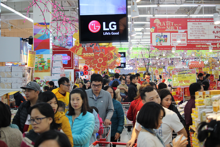 Dân Hà Nội 'càn quét' siêu thị trong dịp cuối tuần cuối cùng năm Kỷ Hợi - 1