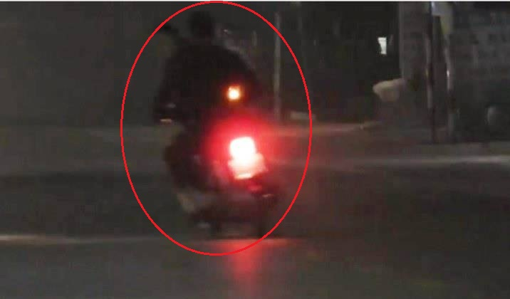 Truy tìm 2 thanh niên đầu trần đi xe máy lạng lách, đánh võng thách thức CSGT - 1