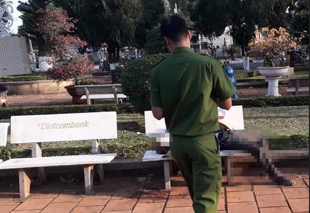 Tá hỏa phát hiện thi thể người đàn ông trên ghế đá hoa viên - 1