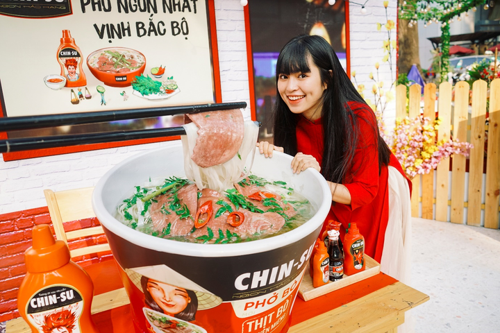 Mê mẩn ngắm hot girl Mắt Biếc check-in với các siêu phẩm tại Góc Phố Xuân CHIN-SU 2020 - 1