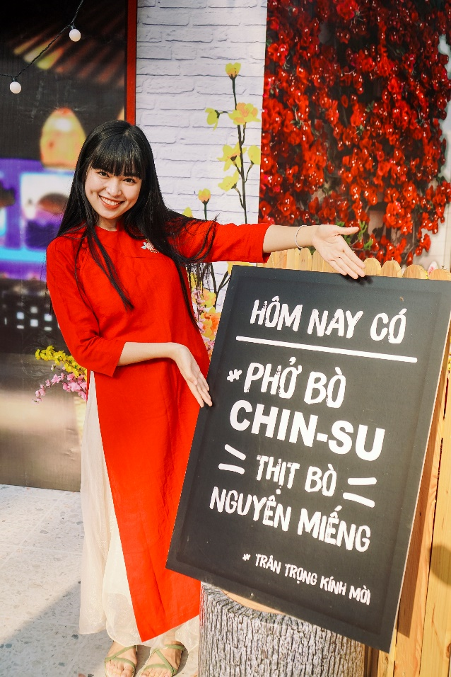 Mê mẩn ngắm hot girl Mắt Biếc check-in với các siêu phẩm tại Góc Phố Xuân CHIN-SU 2020 - 3