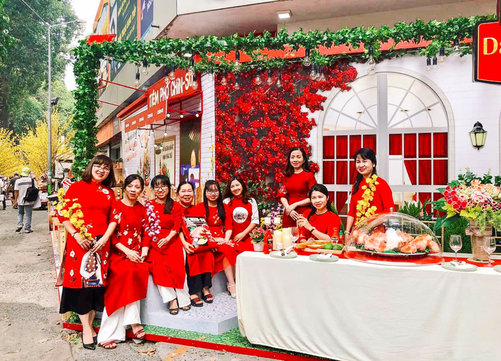 Mê mẩn ngắm hot girl Mắt Biếc check-in với các siêu phẩm tại Góc Phố Xuân CHIN-SU 2020 - 7