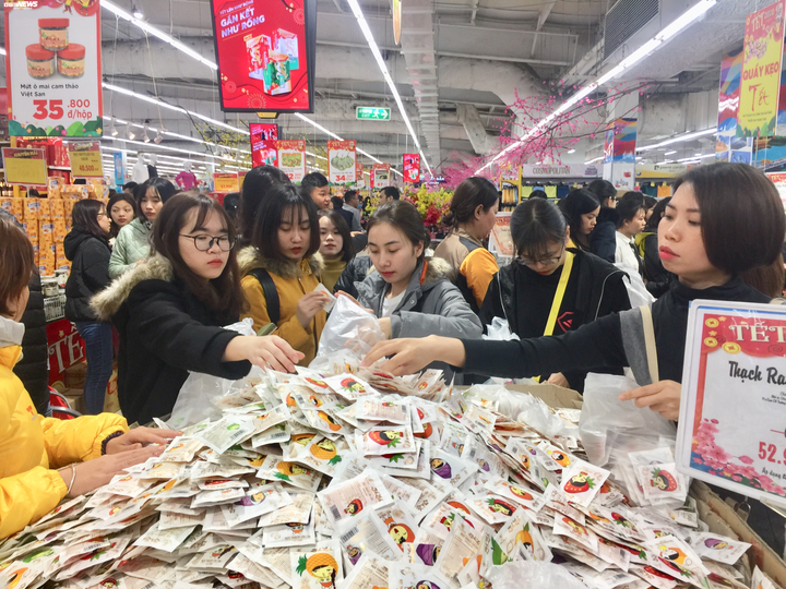 Dân Hà Nội 'càn quét' siêu thị trong dịp cuối tuần cuối cùng năm Kỷ Hợi - 5