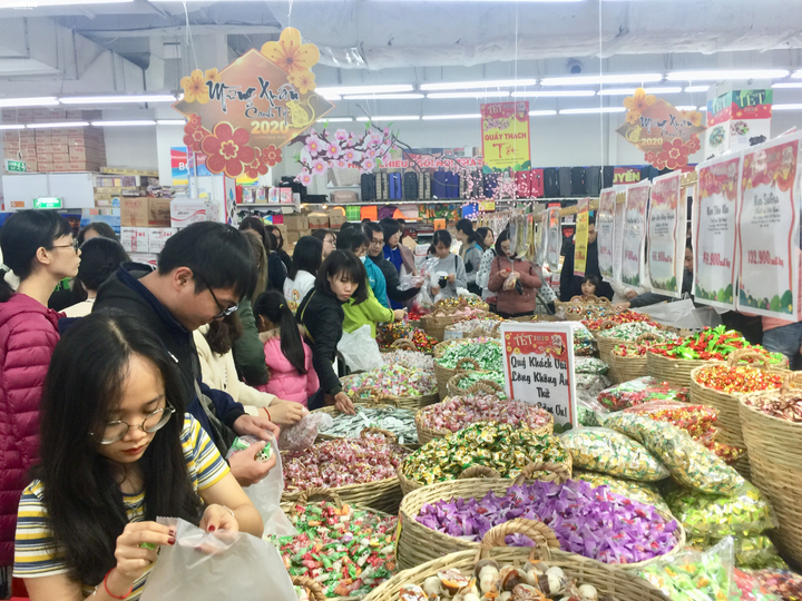 Dân Hà Nội 'càn quét' siêu thị trong dịp cuối tuần cuối cùng năm Kỷ Hợi - 4