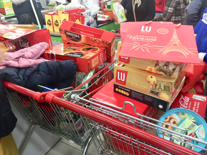 Dân Hà Nội 'càn quét' siêu thị trong dịp cuối tuần cuối cùng năm Kỷ Hợi - 11