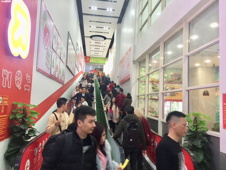 Dân Hà Nội 'càn quét' siêu thị trong dịp cuối tuần cuối cùng năm Kỷ Hợi - 13