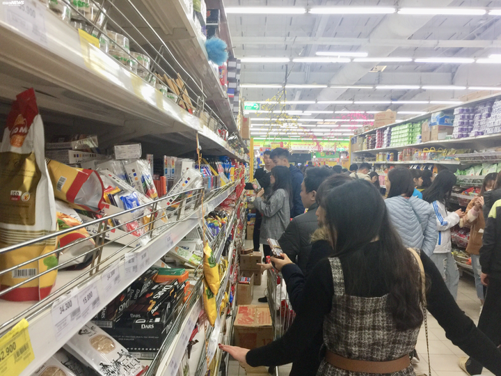 Dân Hà Nội 'càn quét' siêu thị trong dịp cuối tuần cuối cùng năm Kỷ Hợi - 8