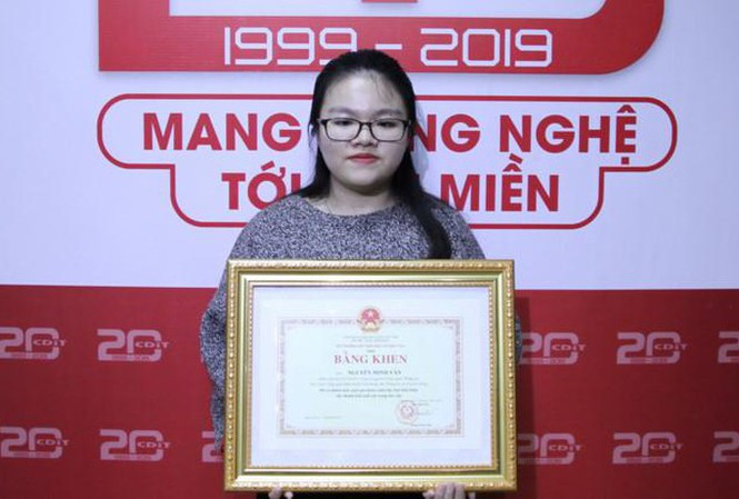 Bộ trưởng Phùng Xuân Nhạ tặng bằng khen cho nữ sinh xương thủy tinh - 1