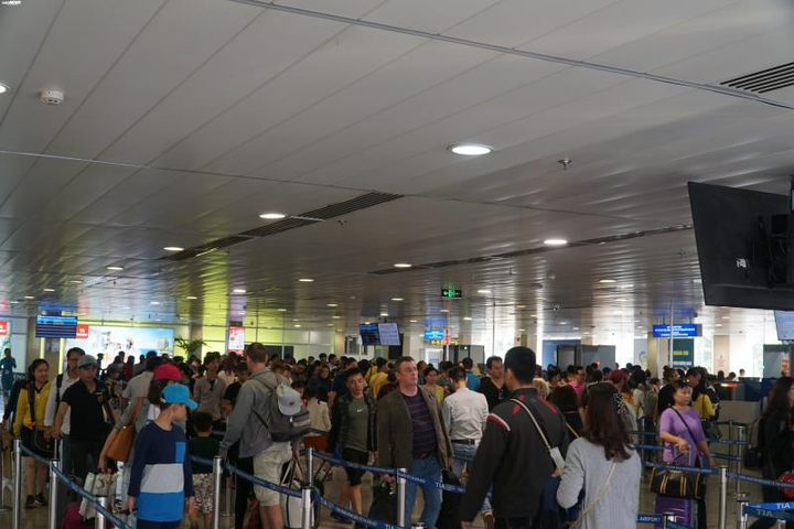 Thảm cảnh vạ vật ngồi chờ, chen chúc ở sân bay Tân Sơn Nhất ngày giáp Tết - 6