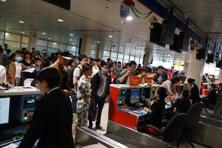 Thảm cảnh vạ vật ngồi chờ, chen chúc ở sân bay Tân Sơn Nhất ngày giáp Tết - 3