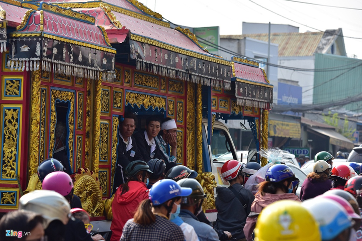 Đường về miền Tây tê liệt, tài xế đứng cắn hạt dưa giữa quốc lộ - 9