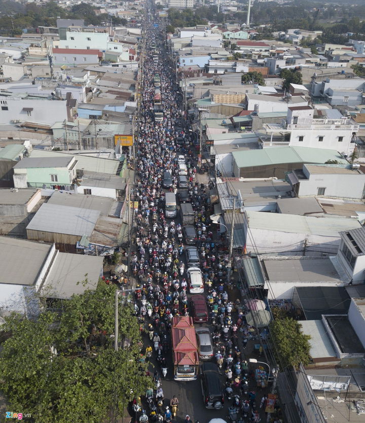 Đường về miền Tây tê liệt, tài xế đứng cắn hạt dưa giữa quốc lộ - 2