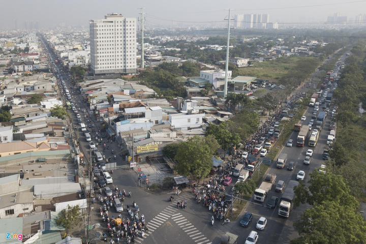 Đường về miền Tây tê liệt, tài xế đứng cắn hạt dưa giữa quốc lộ - 1