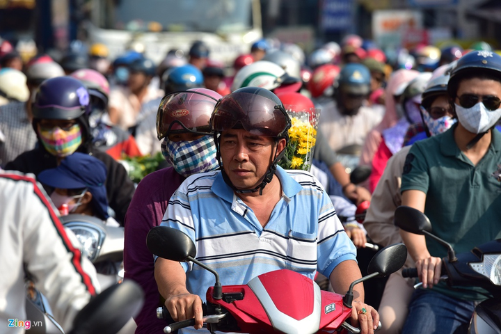 Đường về miền Tây tê liệt, tài xế đứng cắn hạt dưa giữa quốc lộ - 8