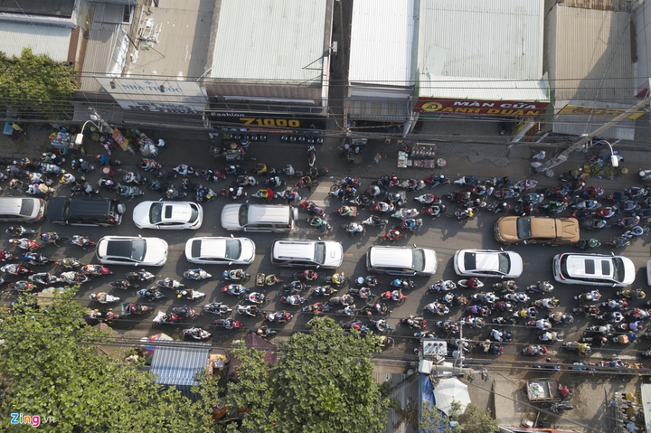 Đường về miền Tây tê liệt, tài xế đứng cắn hạt dưa giữa quốc lộ - 11