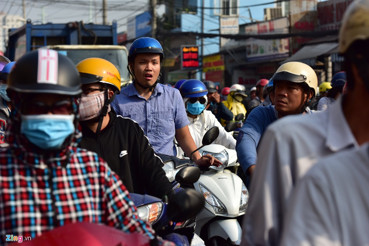 Đường về miền Tây tê liệt, tài xế đứng cắn hạt dưa giữa quốc lộ - 10