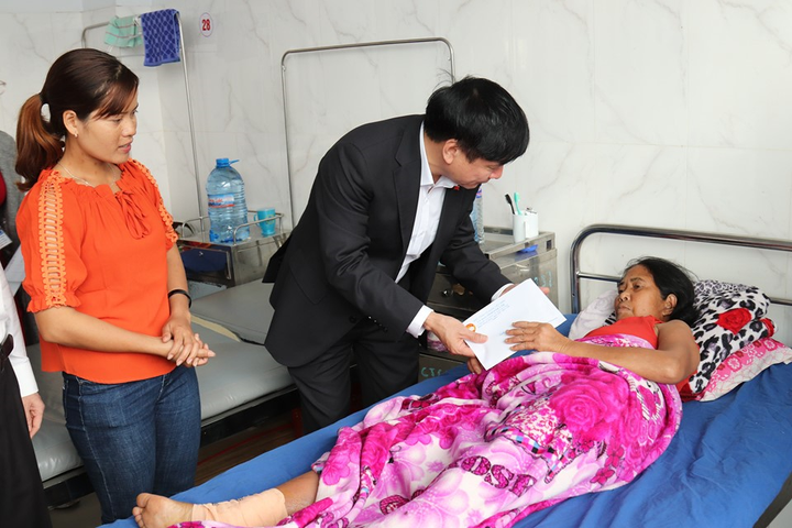 Bí thư Đắk Lắk đến tận giường bệnh chúc Tết bệnh nhân ung thư - 1