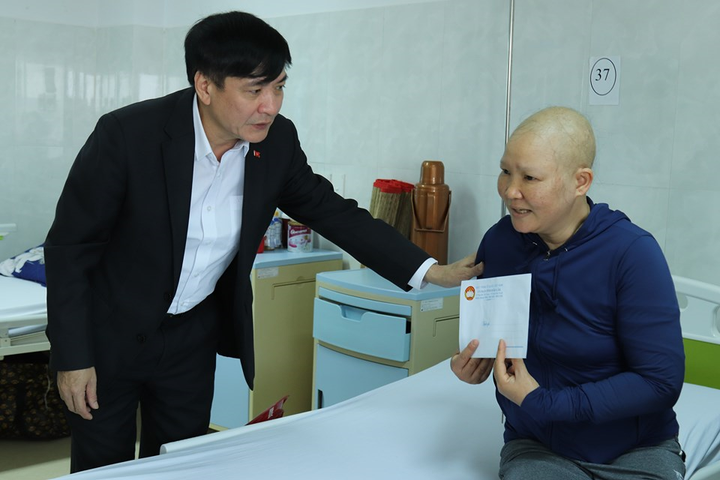 Bí thư Đắk Lắk đến tận giường bệnh chúc Tết bệnh nhân ung thư - 4