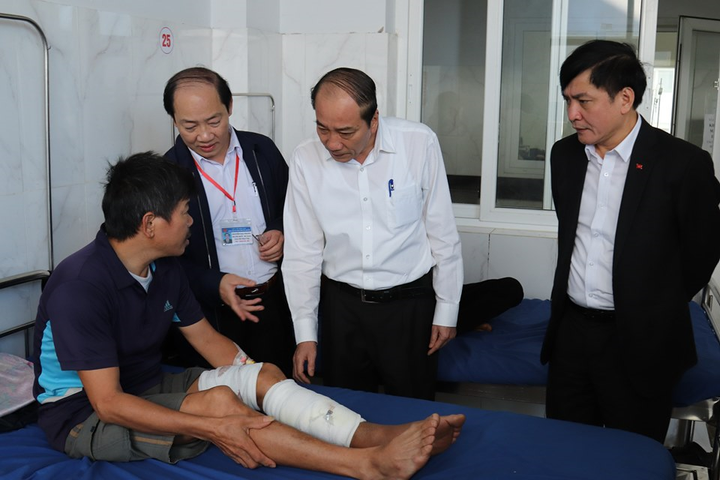 Bí thư Đắk Lắk đến tận giường bệnh chúc Tết bệnh nhân ung thư - 3